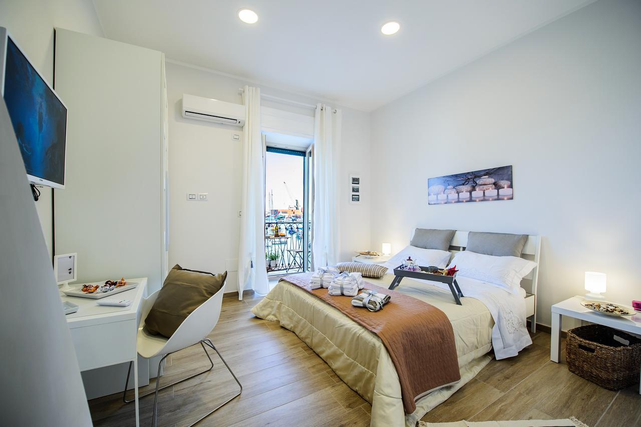 Margherita'S Apartment Salerno Bagian luar foto