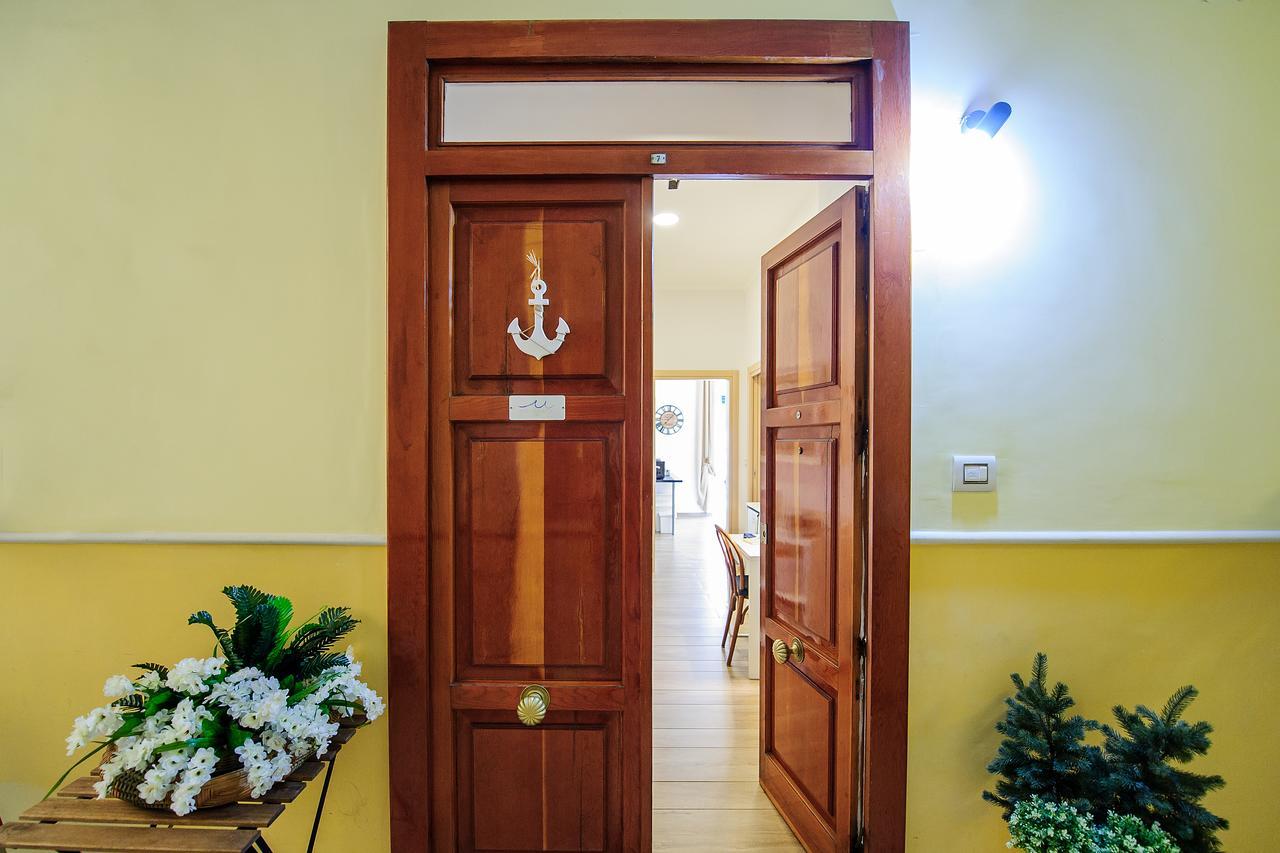 Margherita'S Apartment Salerno Bagian luar foto