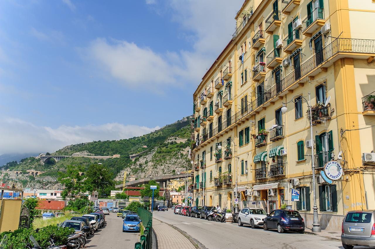 Margherita'S Apartment Salerno Bagian luar foto