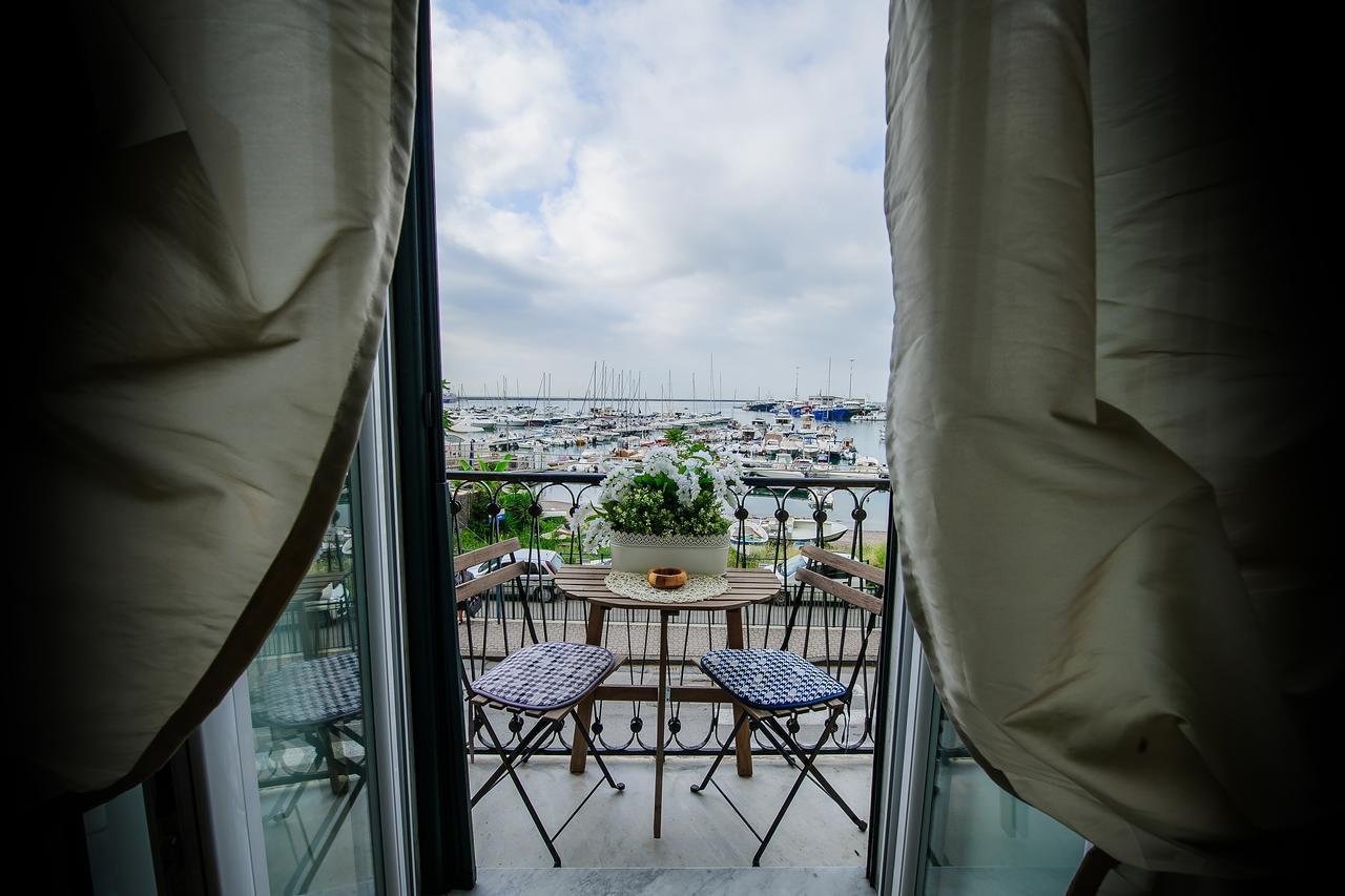 Margherita'S Apartment Salerno Bagian luar foto